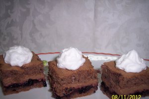 Prajitura cu crema de ciocolata si gem de afine