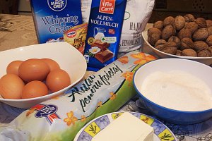 Zuppette cu blat de bezea si nuca