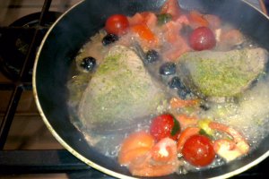 Ton proaspat cu rosii,curry si fistic