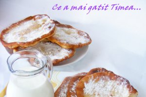Langos cu cascaval sau zahar pudra