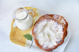 Langos cu cascaval sau zahar pudra