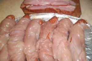 Rulouri cu carnati afumati, piept de pui si bacon