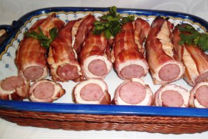 Rulouri cu carnati afumati, piept de pui si bacon