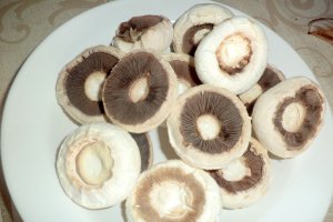 Ciuperci cu kaizer si cascaval la cuptor