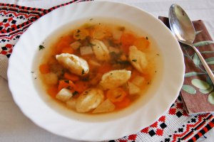 Ciorba de legume cu galuste si suc de rosii