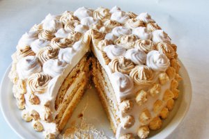 Tort cu frisca si caramel