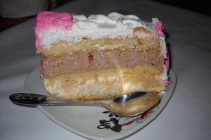 Tort cu mousse de ciocolata si mousse de piersici