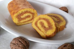 Rulada cu gem de gutui si nuci prajite.