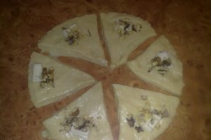 Cornuri pufoase cu nuci si ciocolata