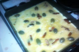 Omleta cu masline si brinza topita la cuptor
