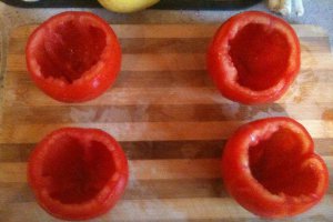 Peste la cuptor cu garnitura de rosii umplute