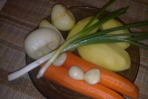 Macrou pe pat de legume