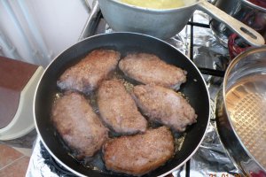 Cotlet de porc in sos mediteranean