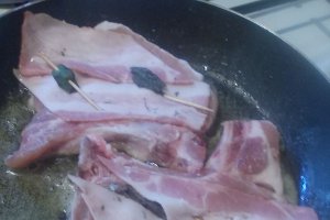 Cotlet de porc cu bacon, salvie, fasii de legume si rondele de cartofi