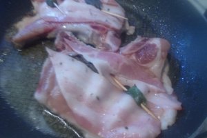 Cotlet de porc cu bacon, salvie, fasii de legume si rondele de cartofi