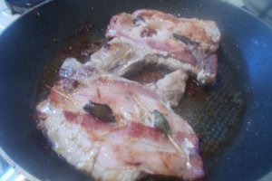 Cotlet de porc cu bacon, salvie, fasii de legume si rondele de cartofi