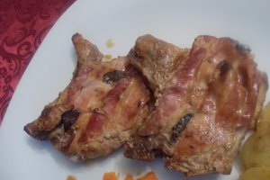 Cotlet de porc cu bacon, salvie, fasii de legume si rondele de cartofi