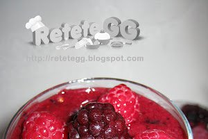 Panna cotta de lamaie cu fructe de padure