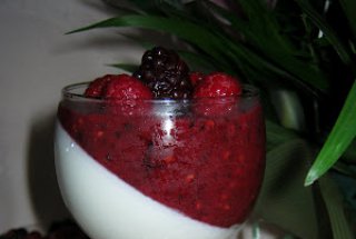 Panna cotta de lamaie cu fructe de padure