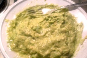 Hamburger pe pat de crema de avocado si rosii