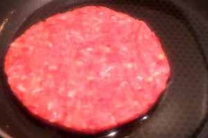 Hamburger pe pat de crema de avocado si rosii