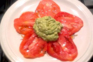 Hamburger pe pat de crema de avocado si rosii