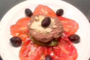 Hamburger pe pat de crema de avocado si rosii
