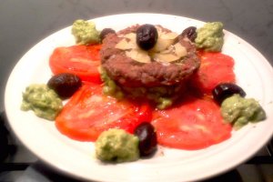 Hamburger pe pat de crema de avocado si rosii
