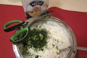 Langosi cu crema de branza, marar si ceapa verde
