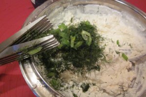 Langosi cu crema de branza, marar si ceapa verde
