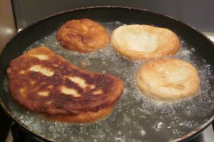 Langosi cu crema de branza, marar si ceapa verde