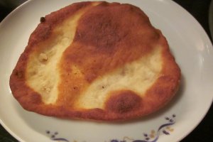 Langosi cu crema de branza, marar si ceapa verde