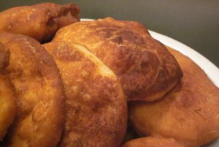 Langosi cu crema de branza, marar si ceapa verde