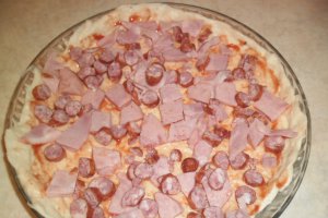 Pizza cu de toate si sos Bechamel