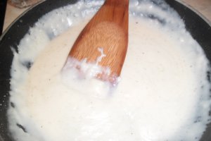 Pizza cu de toate si sos Bechamel