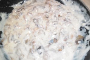 Pizza cu de toate si sos Bechamel