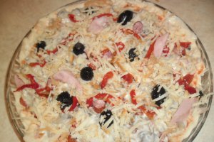 Pizza cu de toate si sos Bechamel