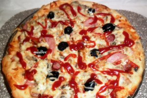 Pizza cu de toate si sos Bechamel