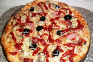 Pizza cu de toate si sos Bechamel