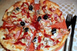 Pizza cu de toate si sos Bechamel