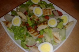 Salata cu pui si oua de prepelita