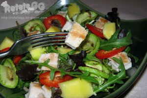 Salata cu pui, mango si dovlecel
