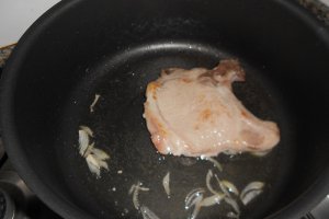 Cotlet de porc cu ragu,usturoi si bulion