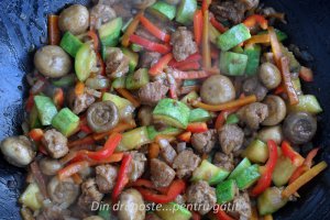 Orez cu legume și soia în stil chinezesc