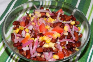 Salata de fasole rosie si porumb, reteta de post
