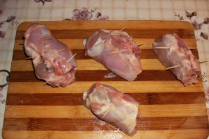 Rulouri de pui cu prune confiate, cartofi aromati si salata de kapia