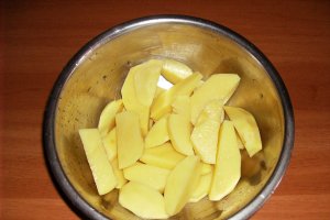 Rulouri de pui cu prune confiate, cartofi aromati si salata de kapia