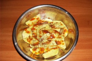 Rulouri de pui cu prune confiate, cartofi aromati si salata de kapia