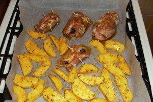 Rulouri de pui cu prune confiate, cartofi aromati si salata de kapia