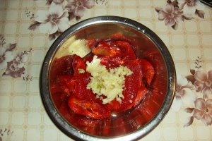 Rulouri de pui cu prune confiate, cartofi aromati si salata de kapia